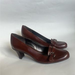 Loafer pumps with buckle